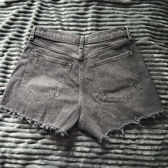 Abercrombie & Fitch The 90's Relaxed Cutoff Short High Rise in Black. Size 10. - Picture 3 of 5